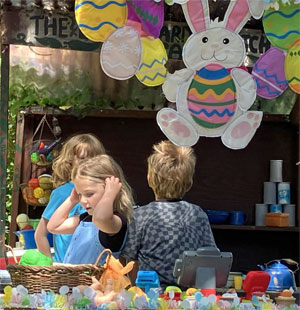 Cooperative play in the outdoor play kitchen